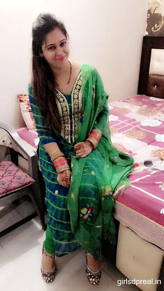 Cute Simple Girl Pic