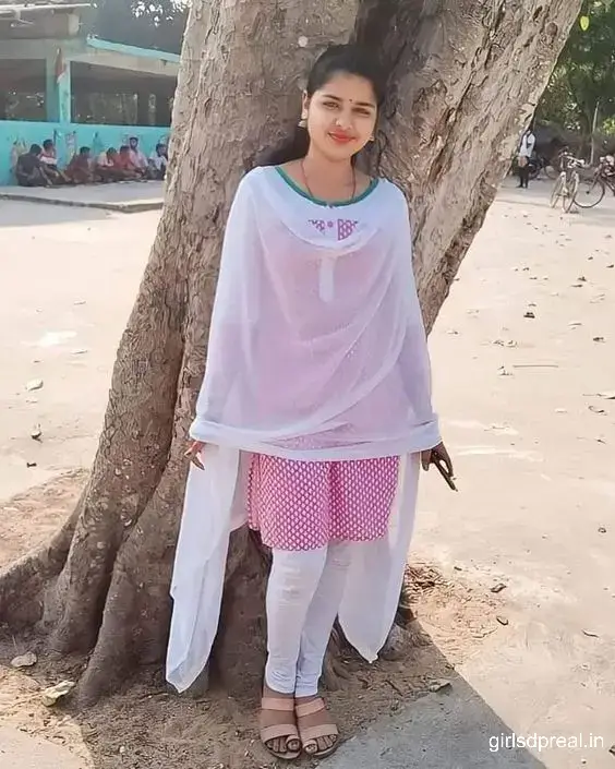 Cute Simple Girl Pic