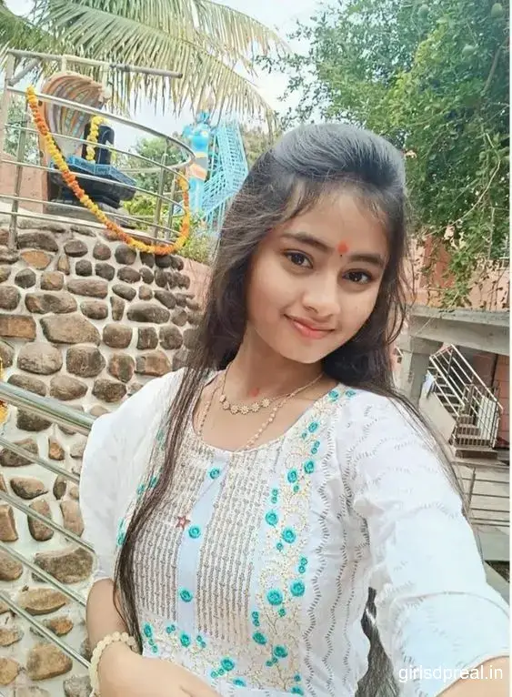 Cute Simple Girl Pic