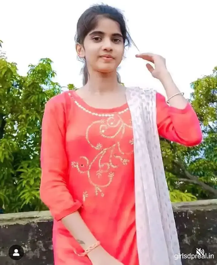 Cute Simple Girl Pic