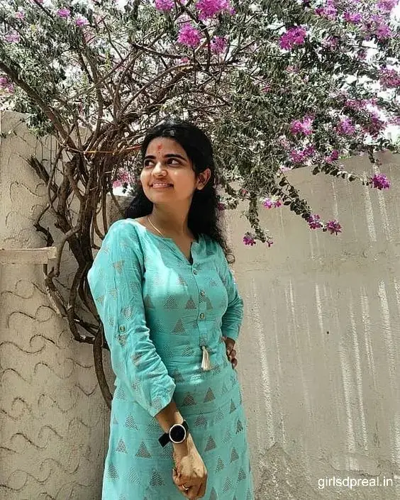 Cute Simple Girl Pic