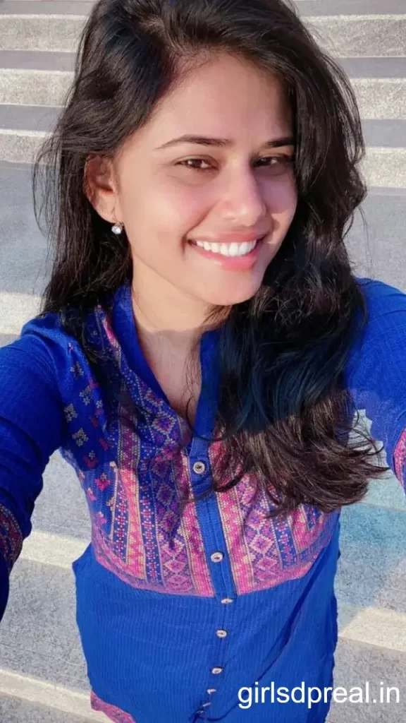 Cute Simple Girl Pic