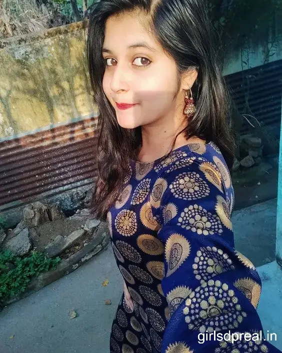 Cute Simple Girl Pic