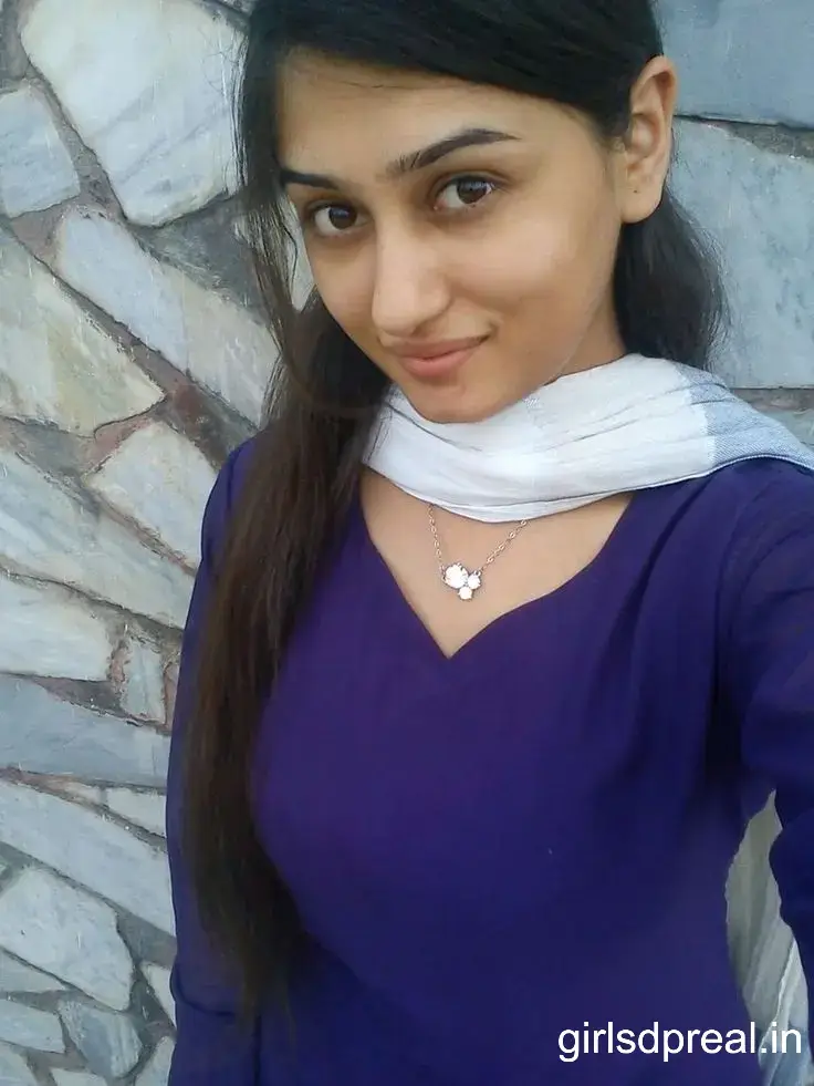 Cute Simple Girl Pic