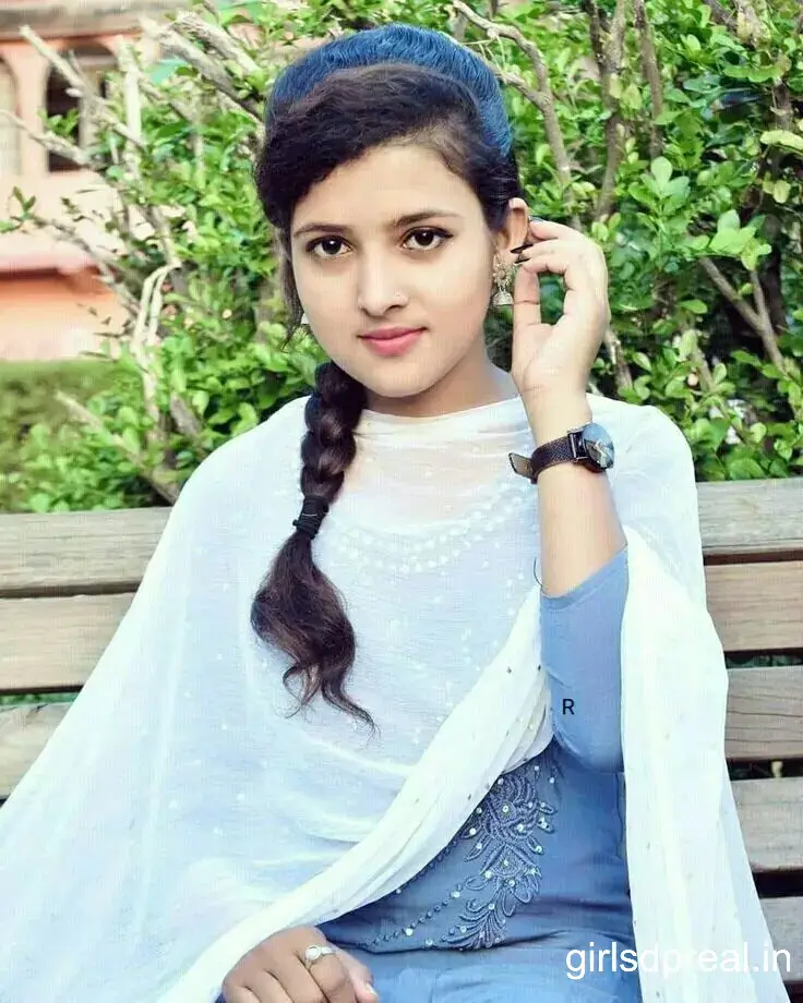 Cute Simple Girl Pic