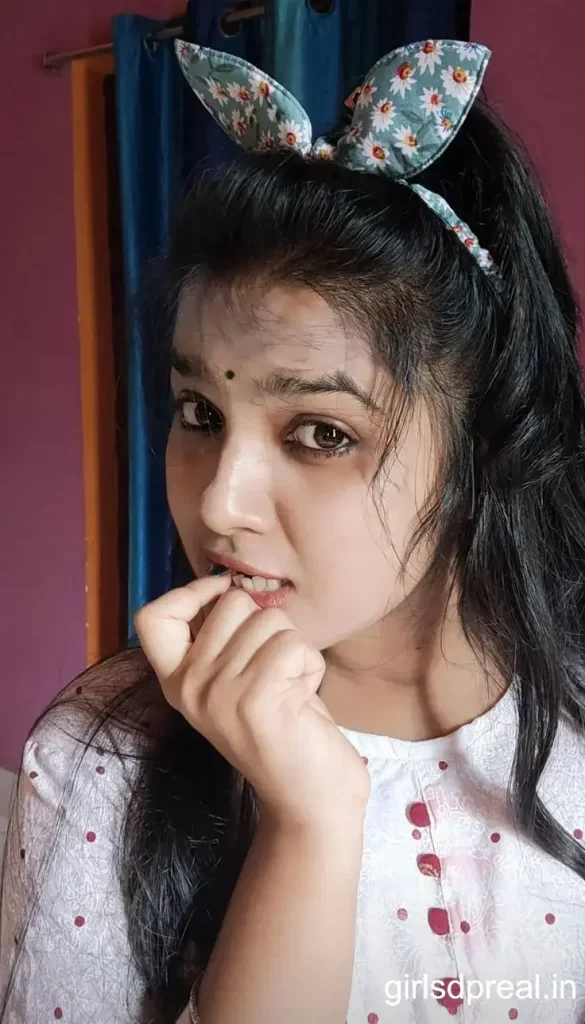 Cute Simple Girl Pic