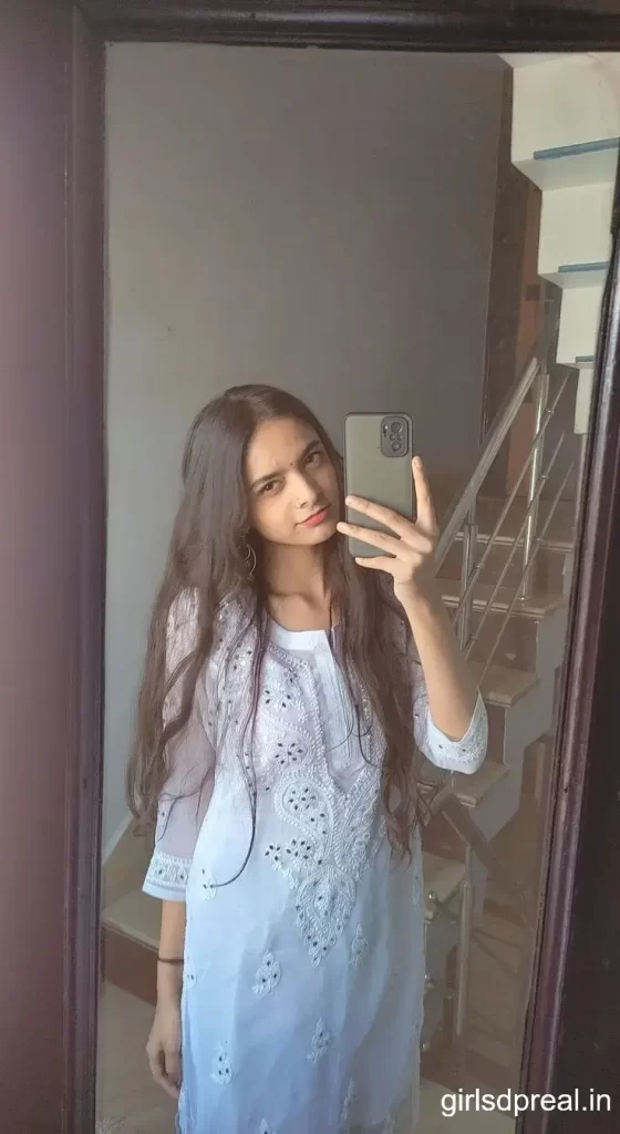 Cute Simple Girl Pic